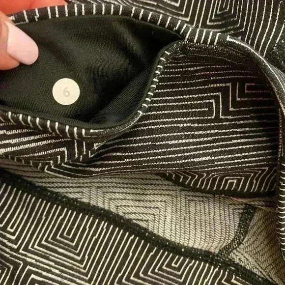 Lululemon Womens Thicker Crop leggings abstract maze print black white 6 - Picture 3 of 11